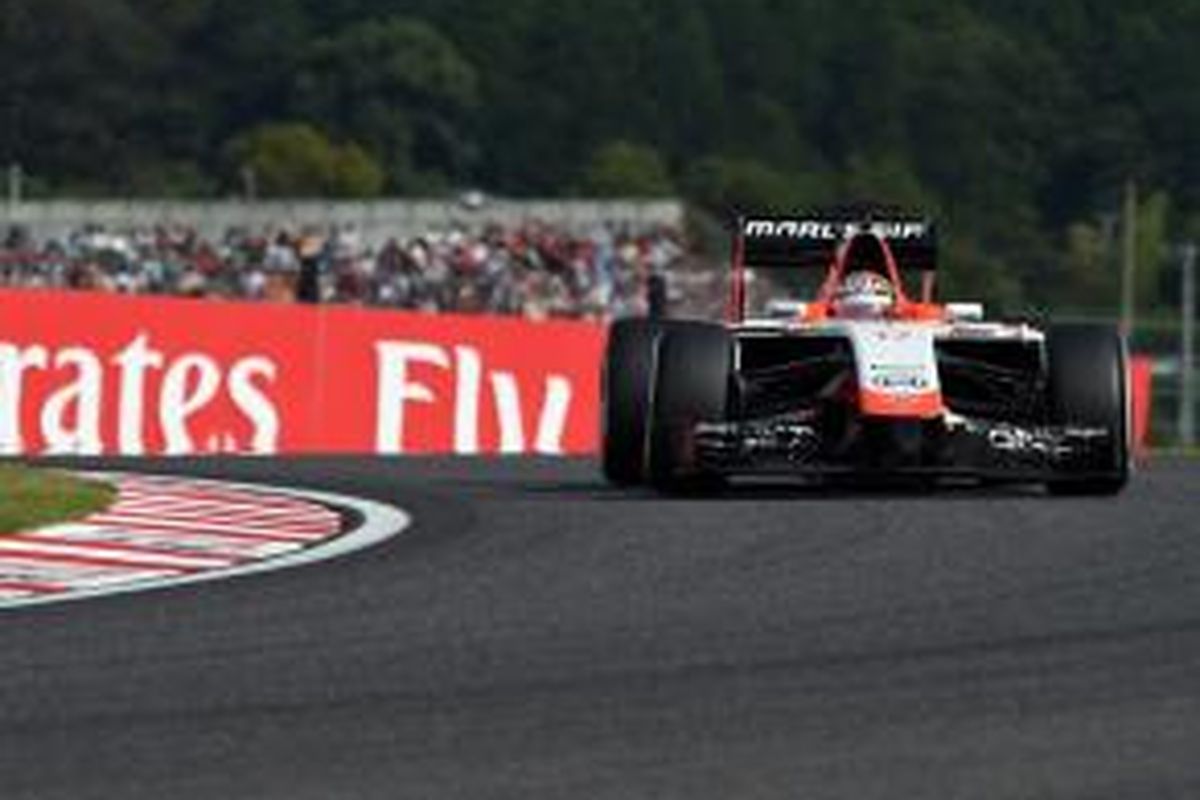 Pebalap Marussia asal Perancis, Jules Bianchi, memacu mobilnya pada sesi kulaifikasi GP Jepang di Sirkuit Suzuka, Sabtu (4/10/2014).