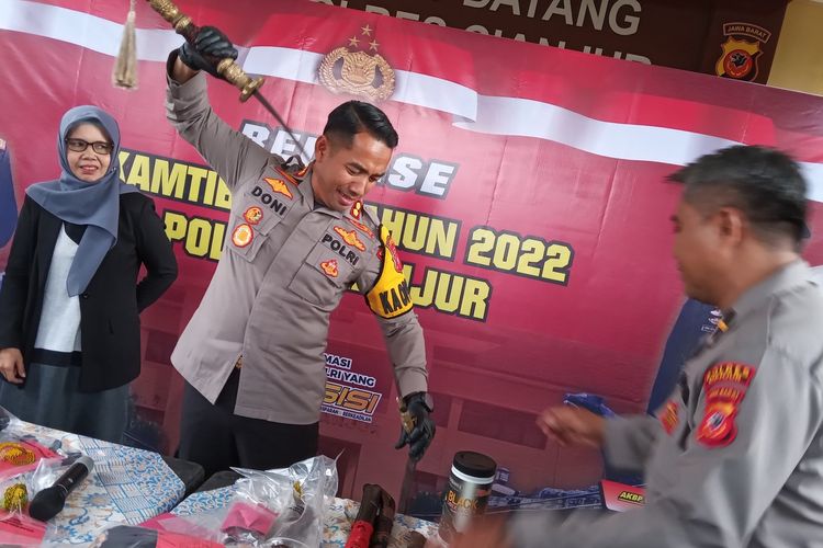 AKBP adalah pangkat pada perwira menengah Polri, AKBP singkatan dari Ajun Komisaris Besar Polisi, yang berarti pangkat AKBP berada di bawah Kombes. 