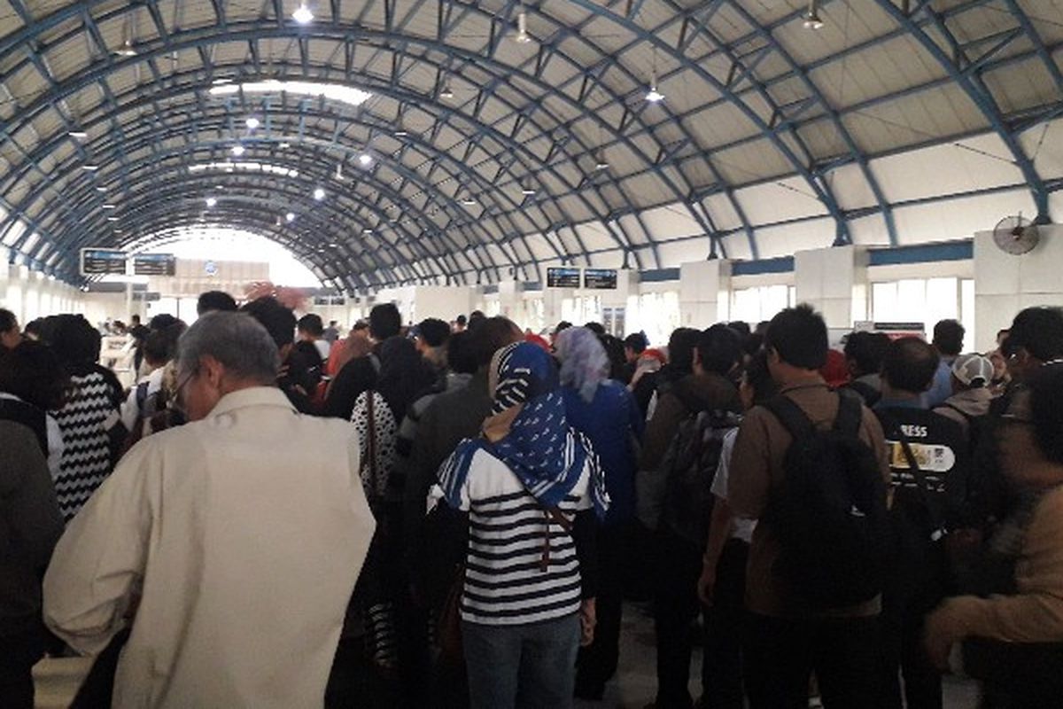 Antrean mengular di Stasiun Palmerah, Jakarta Barat pada Senin (23/7/2018) pasca perbaikan sistem e-ticketing. 