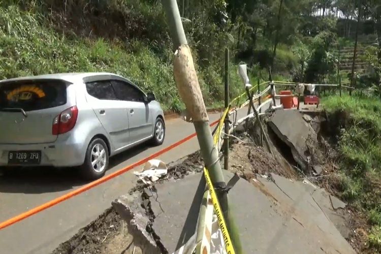 Mobil melintas di jalur alternatif penghubung Kabupaten Tulungagung menuju Trenggalek, yang berada di desa Kradinan Kecamatan Pagerwojo Tulungagung. Separo badan jalan tersebut longsor, sehingga hanya bisa dilalui secara bergantian, Senin (07/09/2020)