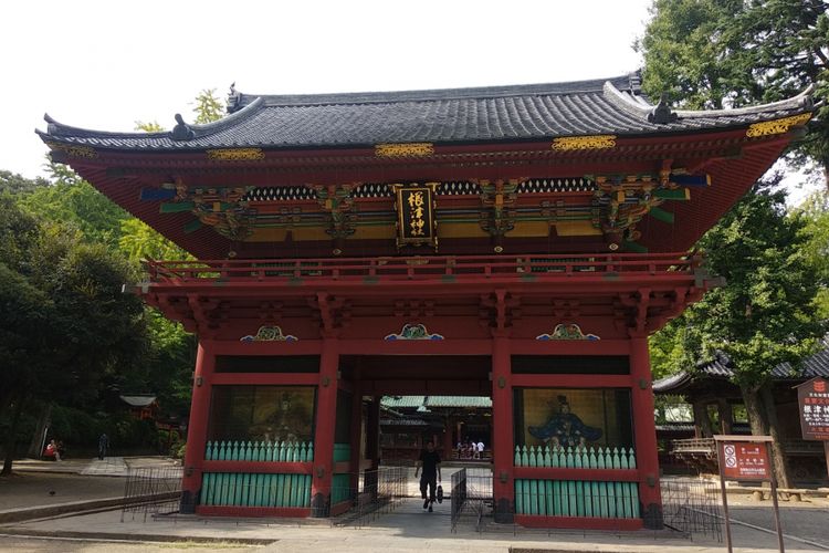 Nezu shrine yang terletak di Tokyo, Jepang ini  berada di sebuah komplek luas yang asri. Sebuah pemandangan sejuk dan tenang di tengah sibuknya kota Tokyo.  Kuil ini biasa digunakan penganut Shinto untuk beribadah atau untuk menyelenggarakan pernikahan.