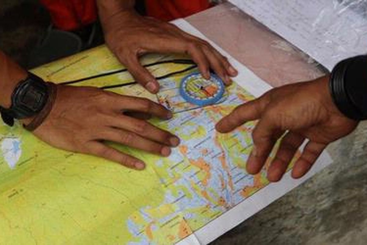 Tim gabungan memetakan titik yang diduga menjadi lokasi jatuhnya pesawat di kawasan Gunung Burangrang di Pos Gunung Bhakti Desa Cihanjawar, Kecamatan Bojong, Kabupaten Purwakarta, Jawa Barat, Jumat (18/11/2011).
