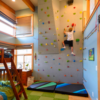 Kamar anak dengan wall climbing. 