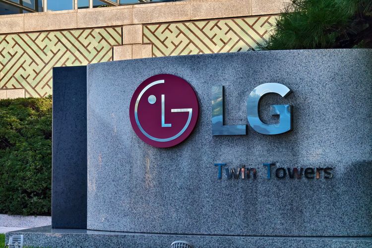 Logo LG terpampang di halaman depan kantor pusat LG Twin Towers, yang berlokasi Seoul, Korea Selatan