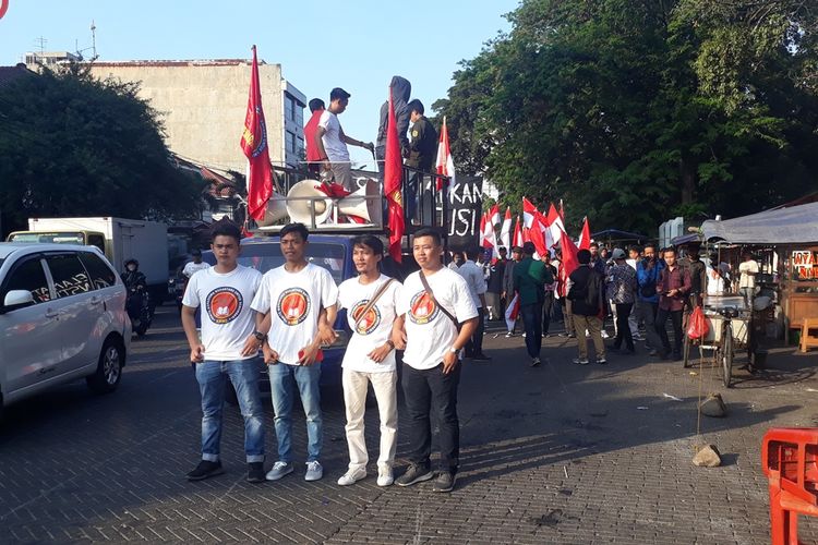 Rombongan mahasiswa yang tergabung dalam Komite Mahasiswa Nasional untuk Demokrasi (KMND) aksi jalan kaki dari Tugu Proklamasi menuju Bundaran Hotel Indonesia, Jakarta Pusat, Senin (30/9/2019).