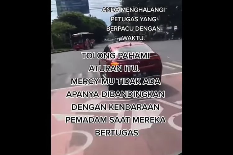 Sebuah mobil mewah mercedes benz diduga menghalangi mobil pemadam kebakaran BPBD Kota Denpasar, Bali, viral di media sosial, Minggu (28/3/2021). 