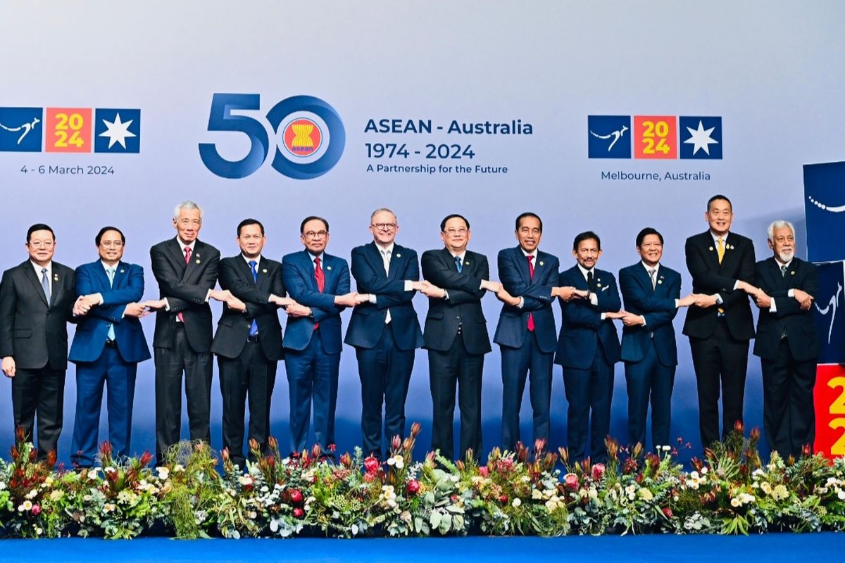Presiden Joko Widodo berfoto bersama para pemimpin negara ASEAN dan Australia saat menghadiri resepsi  Konferensi Tingkat Tinggi (KTT) Khusus ASEAN-Australia di Melbourne Convention and Exhibition Center (MCEC), Melbourne, Australia pada Selasa (5/3/2024).