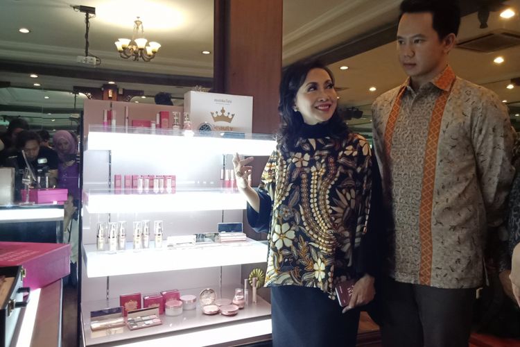 Presiden Direktur PT Mustika Ratu, Tbk Putri Kus Wisnu Wardani dan Associate Vice President Tokoedia-Merchant Experience Garri Juanda saat meluncurkan kolaborasi rangkaian produk Beauty Box Mustika Ratu Beauty Queen Series di Jakarta, Jumat (11/5/2018).