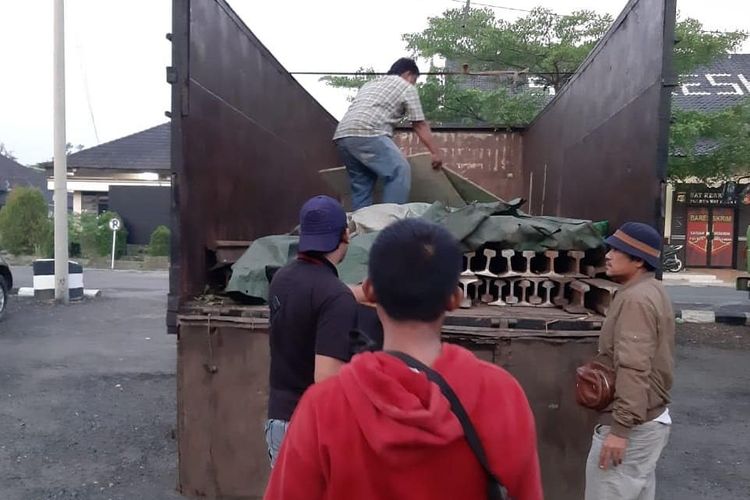 Barang bukti pencurian besi rel kereta api di Way Kanan. Tiga pelaku ditangkap karena mencuri 310 batang besi rel kereta api. Komplotan ini membawa dua unit truk untuk mengangkut ratusan besi rel seberat total 30 ton. (Foto: Humas Polres Way Kanan)