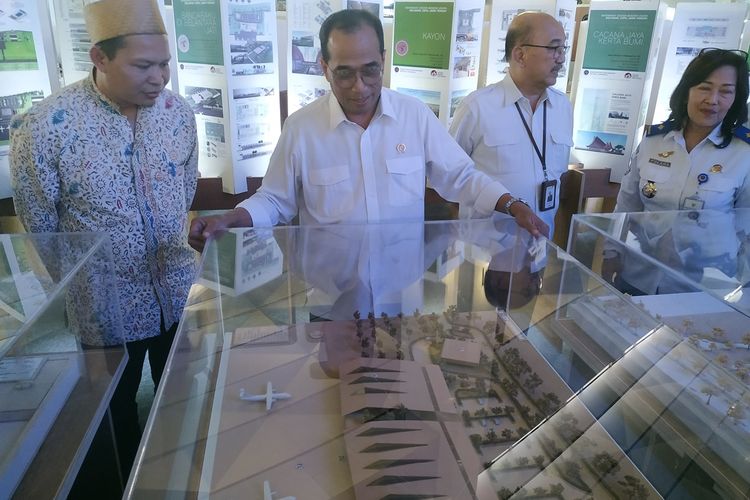 Menteri Perhubungan (Menhub) Budi Karya Sumadi mengunjungi stan maket desain bandara hasil karya sayembara yang dipamerkan di Terminal 3 Bandara Soekarno-Hatta, Tangerang, Kamis (12/9/2019).