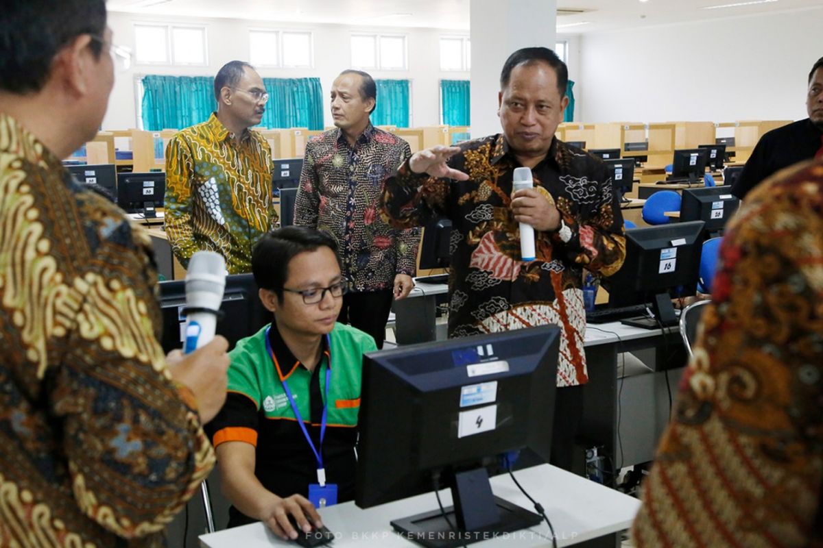 Menristekdikti Mohamad Nasir saat meninjau simulasi UTBK di lokasi tes Universitas Diponegoro (Undip) di Semarang (9/3//2019).