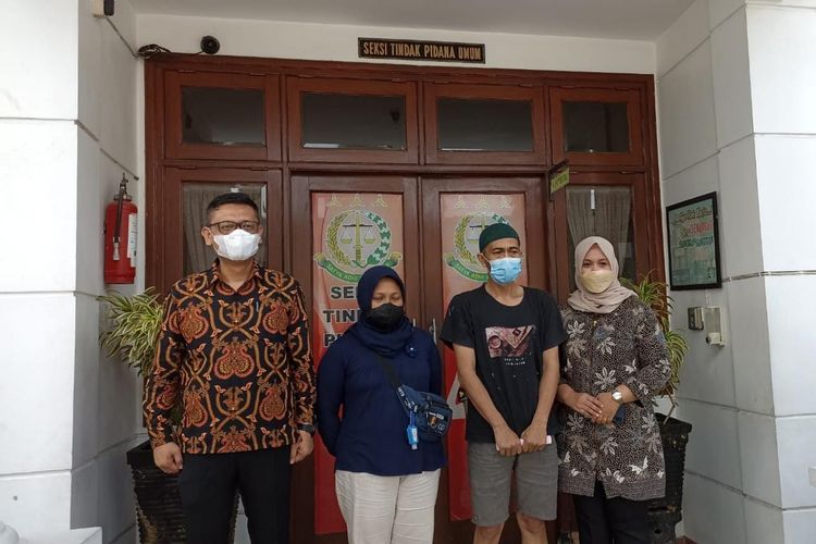 Tersangka Ibra Koko Bachtiar (dua dari kanan) diberikan restorative justice oleh Kejaksaan Negeri Kota Malang pada Jumat (25/3/2022) lalu. 