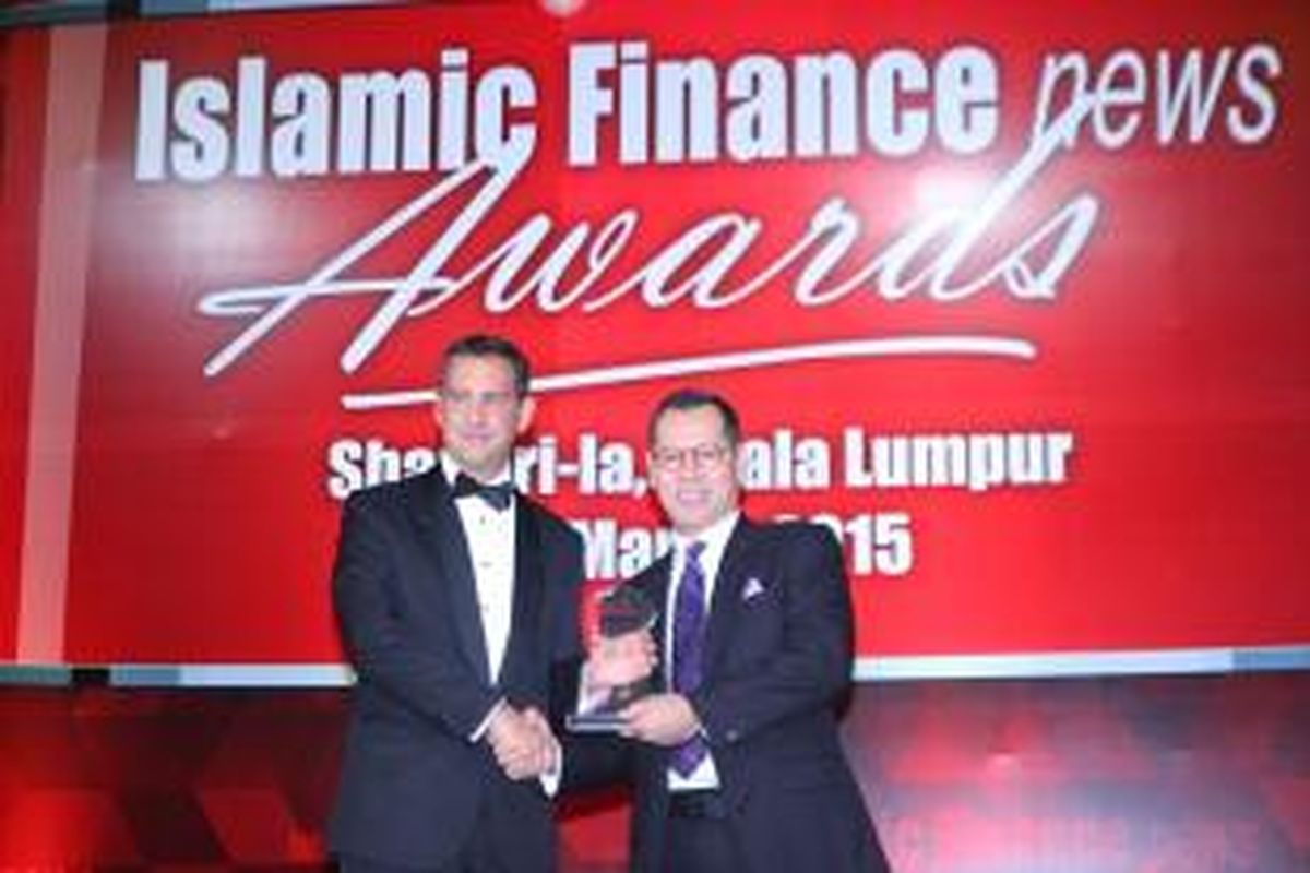 Direktur Utama Bank Muamalat Endy Abdurrahman (kanan) saat menerima penghargaan dari IFN.
