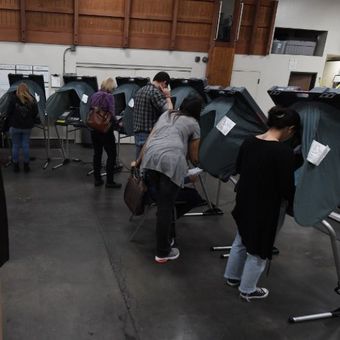 Warga Orange County,, Huntington Beach, California, menyumbangkan suara mereka dalam pemilu paruh waktu Amerika Serikat pada Selasa (6/11/2018). (AFP/Mark Ralston)