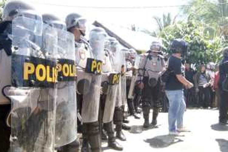 Sejumlah aparat Polres Boalemo yang didukung Brimob, Polda Gorontalo, Polres Puhuwato dan Damkar berjaga-jaga menghadang massa yang melakukan unjuk rasa di Tilamuta. 