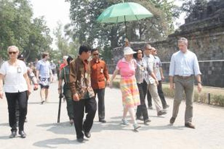 Ratu Denmark, Margrethe II (kaos pink) mengunjungi Candi Borobudur Magelang Jawa Tengah, Senin (26/10/2015).