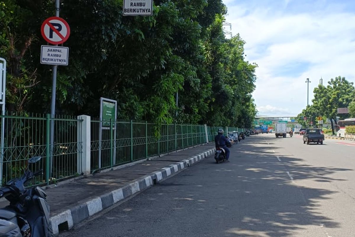 Lokasi tempat truk tinja yang membuang limbah tinja di depan Hutan Kota Cawang Jalan Mayjen Sutoyo, Cawang, Kramatjati, Jakarta Timur. Truk tersebut terpergok membuang limbah tinja secara sembarang ke saluran air.