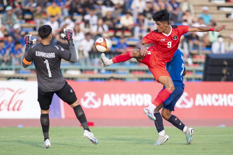 Pesepak bola Timnas Indonesia Ramadhan Sananta (kanan) menendang bola dibayangi penjaga gawang Timnas Filipina Quincy Julian Kammerad (kiri) saat pertandingan perdana Grup A Sepak Bola SEA Games 2023 di National Olympic Stadium, Phnom Penh, Kamboja, Sabtu (29/4/2023). Timnas Indonesia menang atas Timnas Filipina dengan skor 3-0. Ramadhan Sananta diprediksi akan kembali menjadi pilihan utama timnas U22 Indonesia saat melawan Timor Leste, Minggu (7/5/2023).  ANTARA FOTO/M Agung Rajasa/foc.