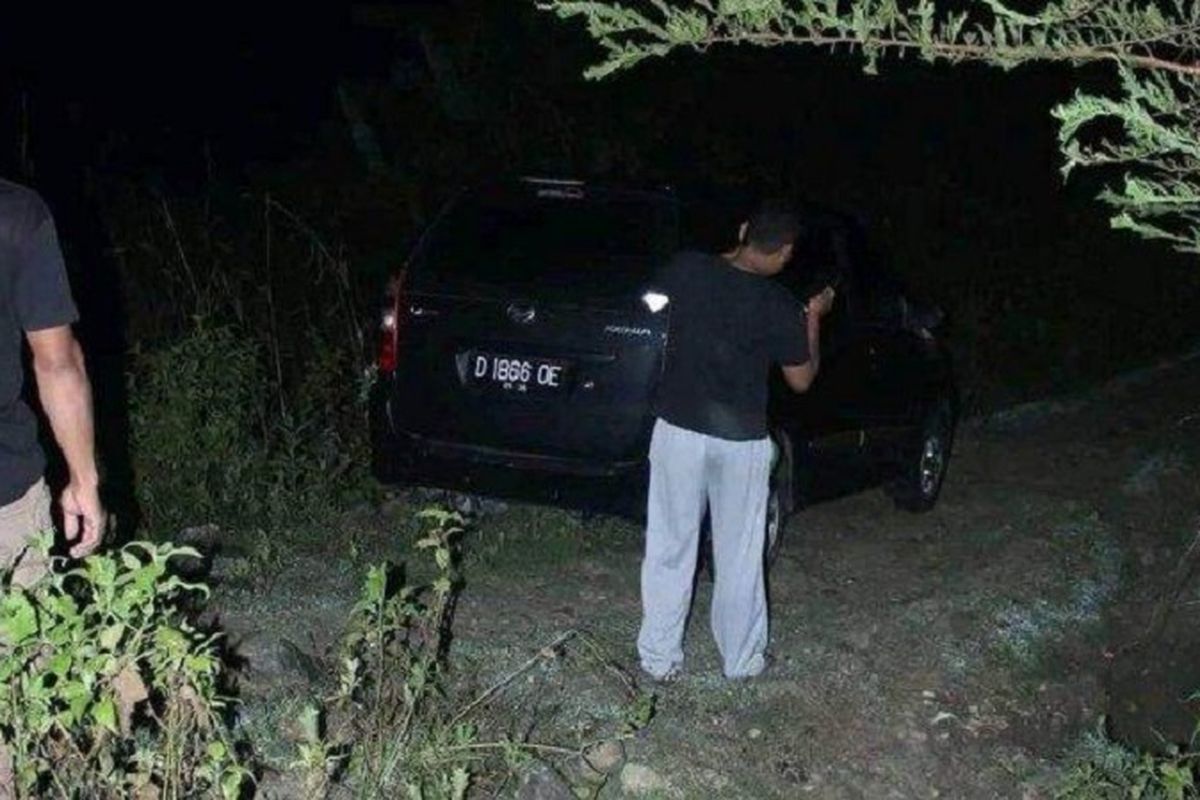 Seperti inilah kondisi mobil Daihatsu Xenia bernomor polisi D 1866 OE, yang tersesat di tengah sawah di Sungai Pemali, Desa Pamulihan, Kecamatan Larangan, Kabupaten Brebes. Mereka disebut nyasar di sana saat mudik dari Bandung.