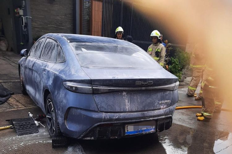 Pemadaman Kebakaran Mobil Listrik BYD Seal Hampir 3 Jam