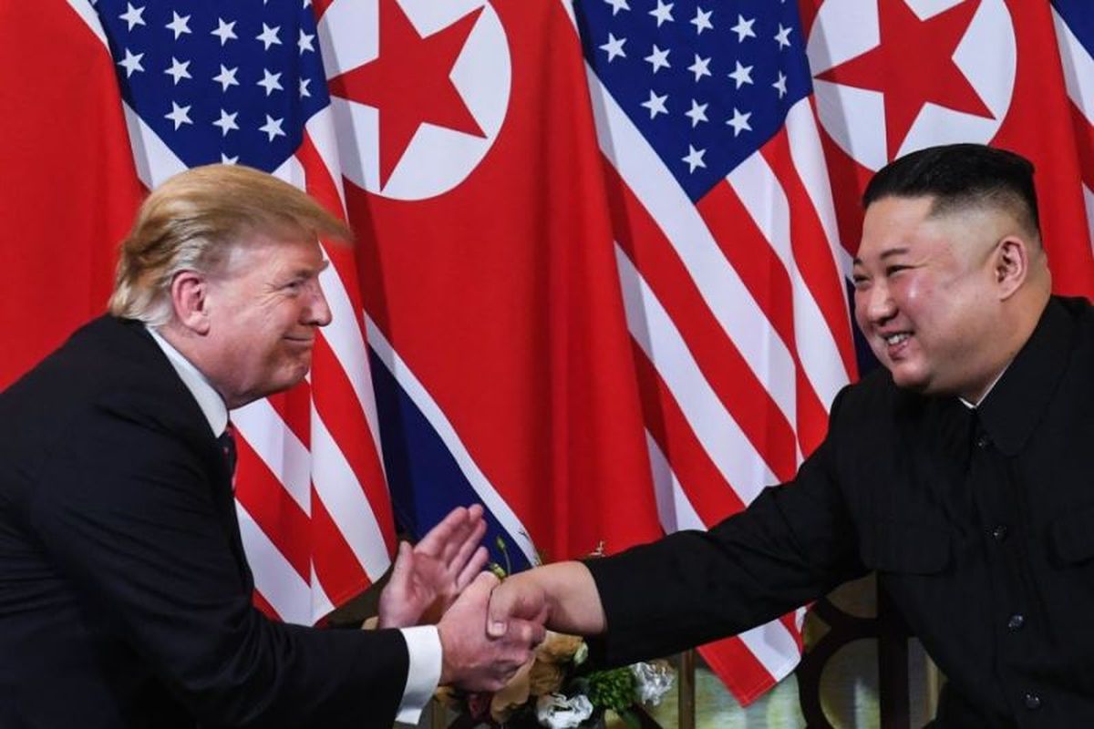 Presiden Amerika Serikat Donald Trump berjabat tangan dengan pemimpin Korea Utara Kim Jong Un di Sofitel Metropole Hotel, Hanoi, Vietnam, Rabu (27/2/2019). (AFP/SAUL LOEB)