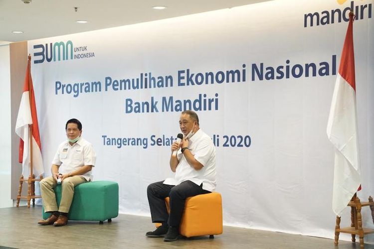 Royke Tumilaar pada saat melakukan seremoni penyerahan kredit PEN ke debitur segmen Mikro dan UKM bersama jajaran direksi Bank Mandiri di Bintaro, Banten, Rabu (8/7/2020) (Dok. Mandiri)