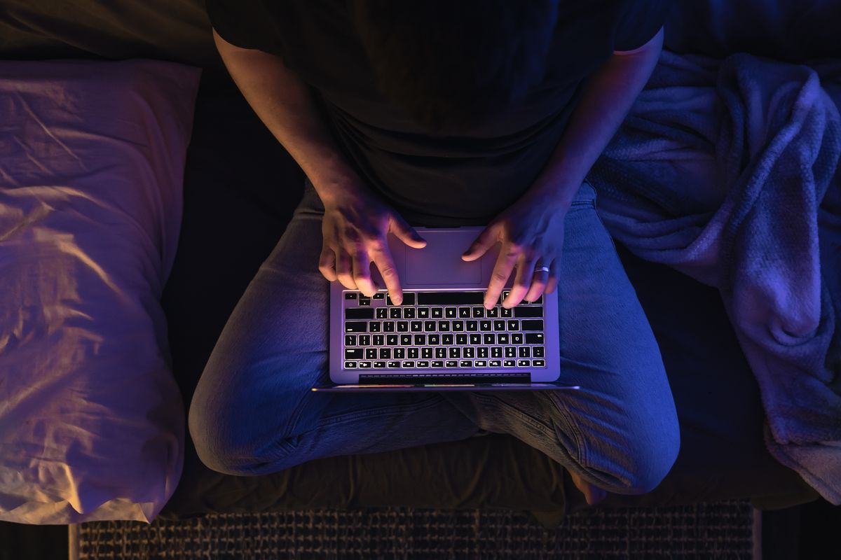 Ilustrasi mengkonsumsi pornografi