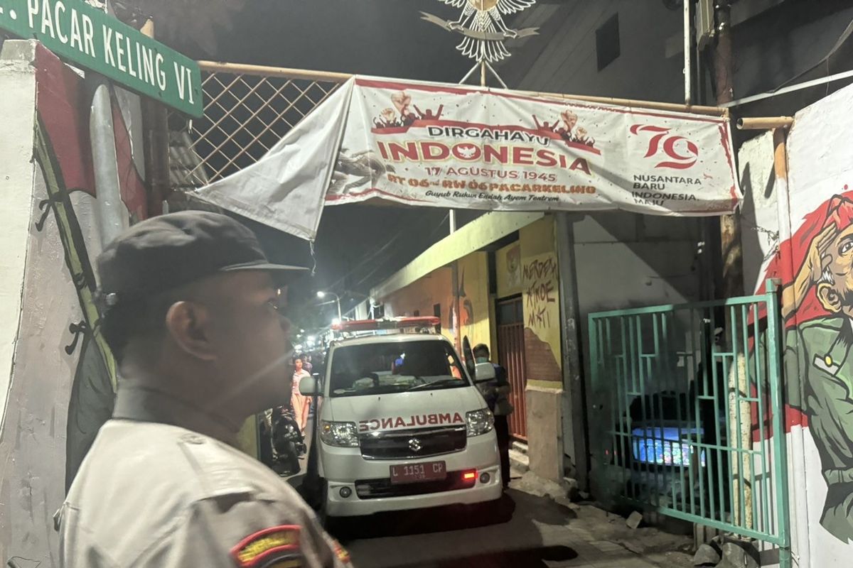 Proses evakuasi bayi yang dibuang oleh orang tuanya di atas rumah di Surabaya, Rabu (6/11/2024).