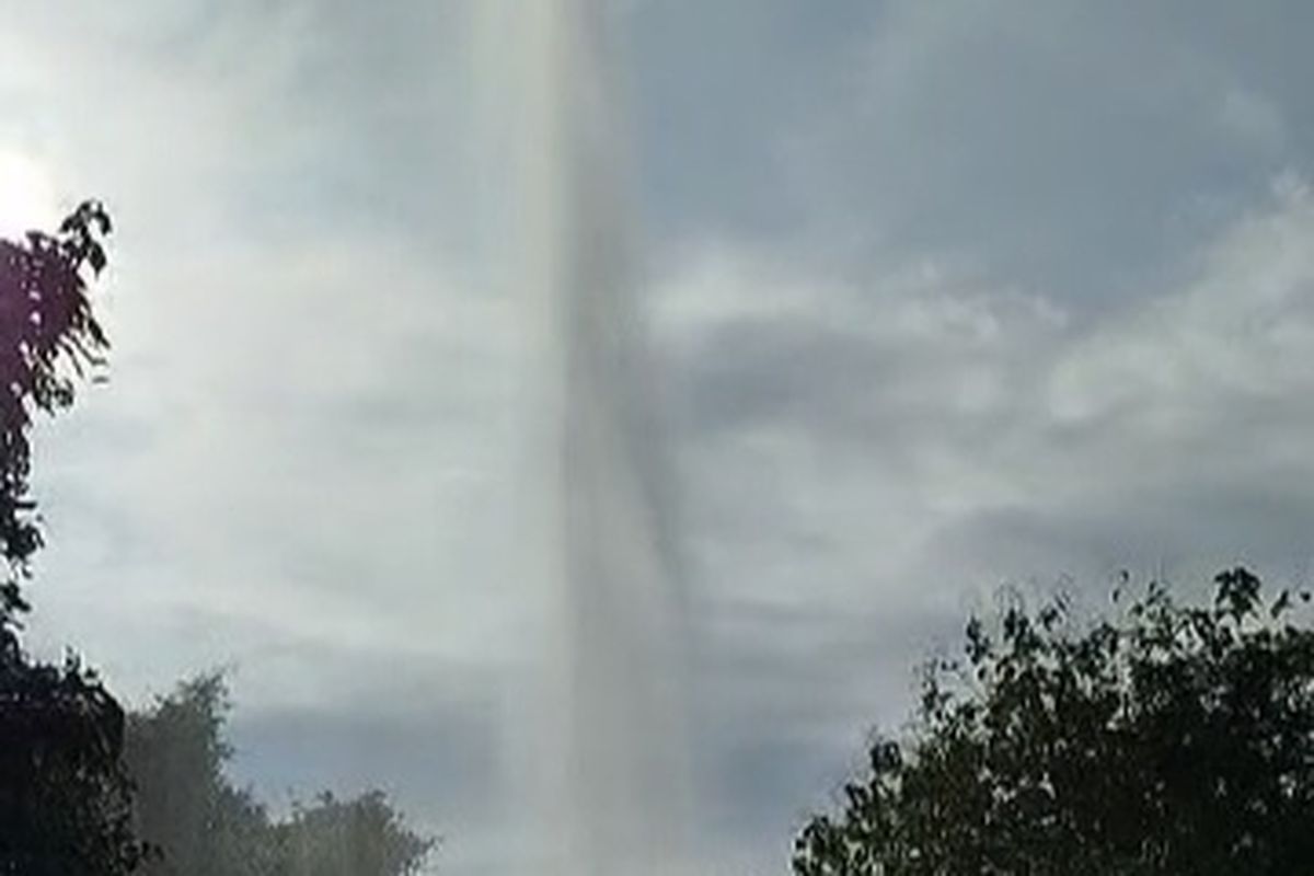 Tangkapan layar dari video sumur bor yang kembali menyemburkan air bercampur gas di Sumenep, Jawa Timur, Rabu (26/5/2025). 