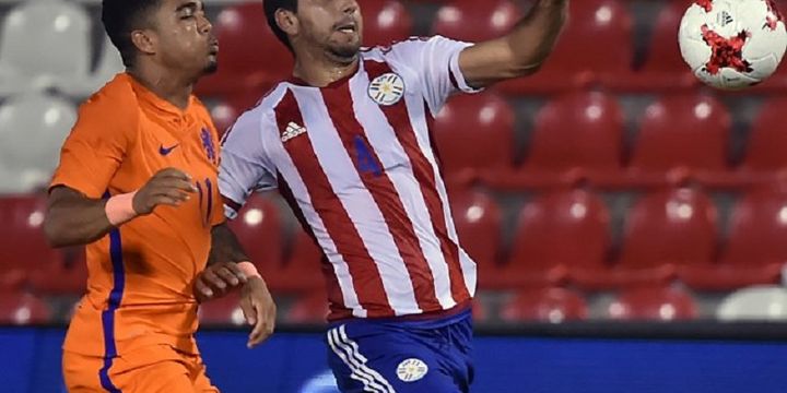 Abel Paredes  dibayang-bayangi Justin Kluivert pada pertandingan uji coba antara timnas U-21 Paraguay dan Belanda di Stadion Defensores del Chaco, 29 Mei 2018. 