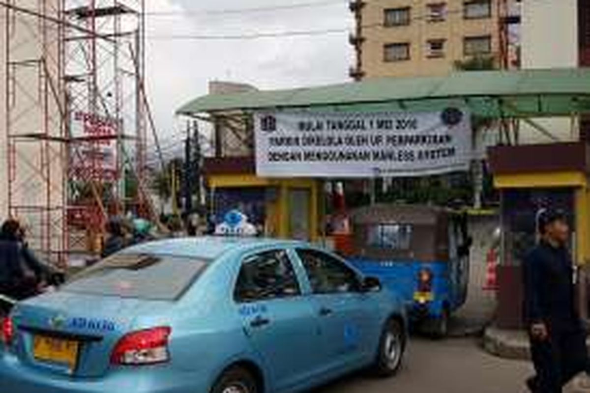 Pintu keluar parkir Taman Ismail Marzuki setelah diambil-alih pengelolaannya oleh Unit Pelaksana Teknis Perparkiran Dinas Perhubungan dan Transportasi DKI Jakarta