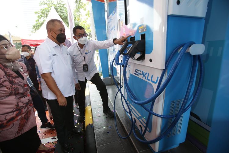 PLN hadirkan 2 SPKLU di kantor BNI, agar ekosistem kendaraan listrik terbentuk. 