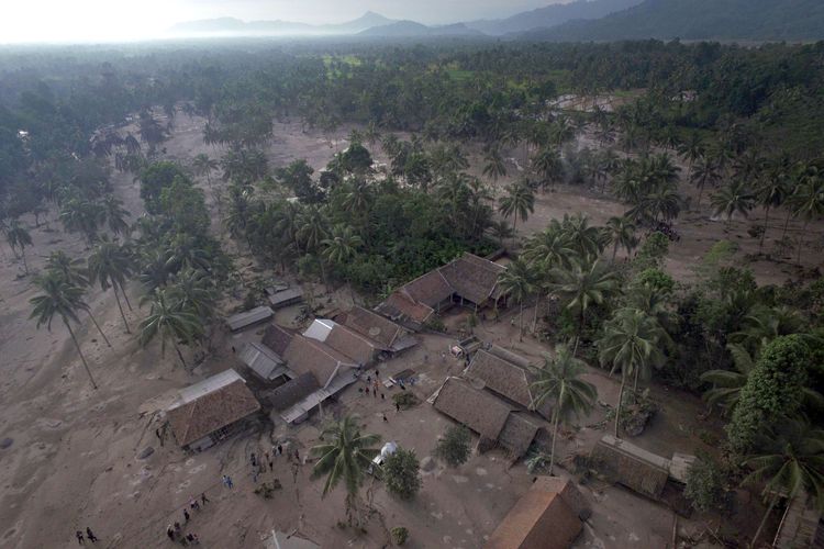 Foto udara kondisi permukiman warga yang tertimbun material guguran awan panas Gunung Semeru di Desa Sumber Wuluh, Lumajang, Jawa Timur, Minggu (5/12/2021). Akibat awan panas guguran Gunung Semeru tersebut puluhan rumah warga rusak dan ratusan warga mengungsi.