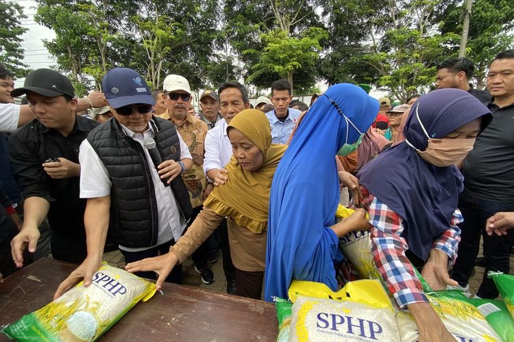 Menteri Perdagangan Zulkifli Hasan saat membagikan beras di lokasi relokasi Pasar Natar, Lampung Selatan, Minggu (16/6/2024).