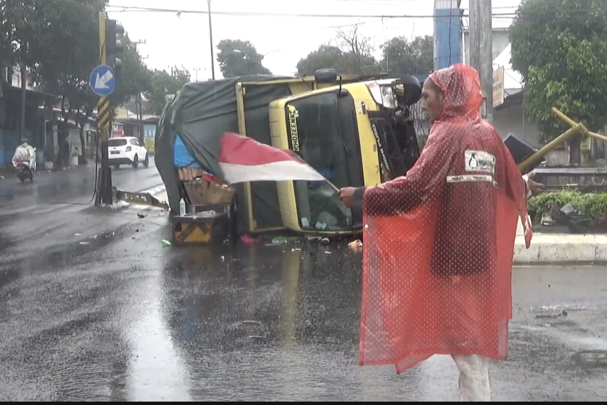 Truk terguling dan tutup jalan satu arah di simpang tiga Wonorejo usai tabrak lampu lalu lintas, Sabtu (11/1/2025)