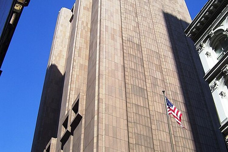 Long Lines Building, sebuah gedung pencakar langit tanpa jendela yang terletak di 33 Thomas Street, Manhattan, New York City, New York, Amerika Serikat.