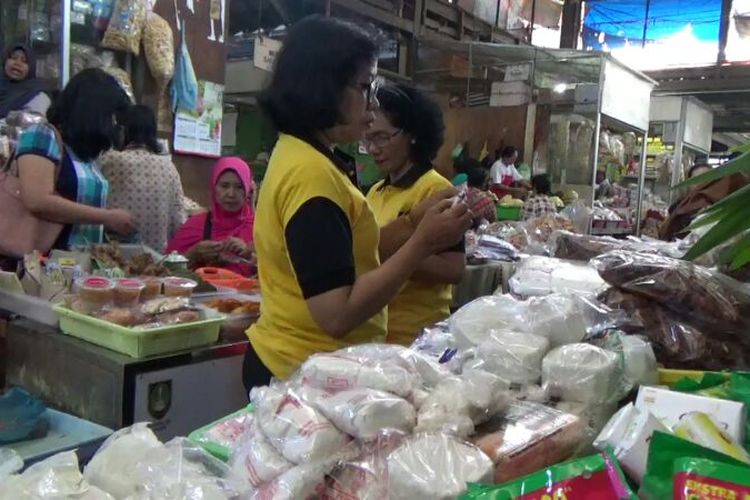 Pedagang garam di Pasar Gede Solo, Jumat (11/8/2017)