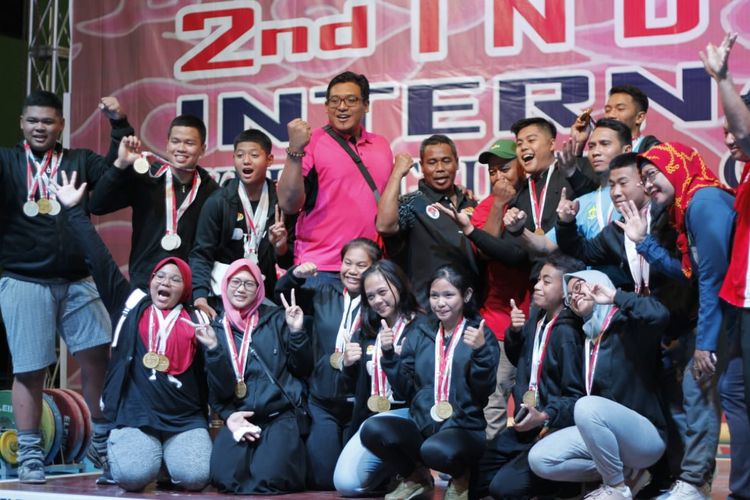 Atlet-atlet peraih medali di The 2nd Indonesia International Weightlifting Championships 2019. Kejuaraan ini selesai digelar di GOR Tri Lomba Juang Semarang, Rabu (4/9/2019).