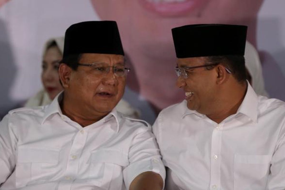 Ketua Umum Partai Gerindra, Prabowo Subianto (kiri), Calon gubernur DKI Jakarta nomor urut 3, Anies Baswedan memberikan keterangan pers di Kantor DPP Partai Gerindra, Jakarta Selatan, Rabu (15/2/2017). Anies Baswedan mengucapkan terima kasih kepada warga Jakarta yang telah berpartisipasi memberikan hak suaranya dalam pemilihan kepala daerah di DKI Jakarta. 