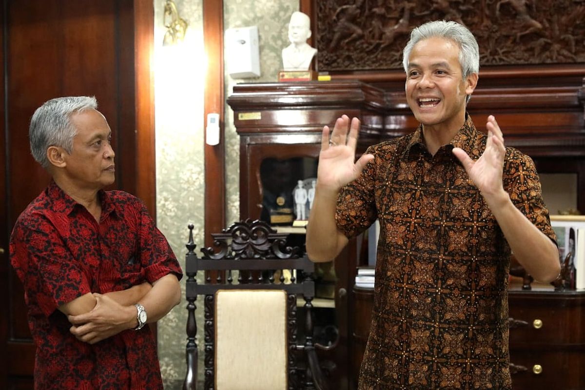 Gubernur Jawa Tengah Ganjar Pranowo menjelaskan tentang kritiknya tentang PPDB Online 2019 di ruang kerjanya di Semarang, Kamis (13/6/2019).