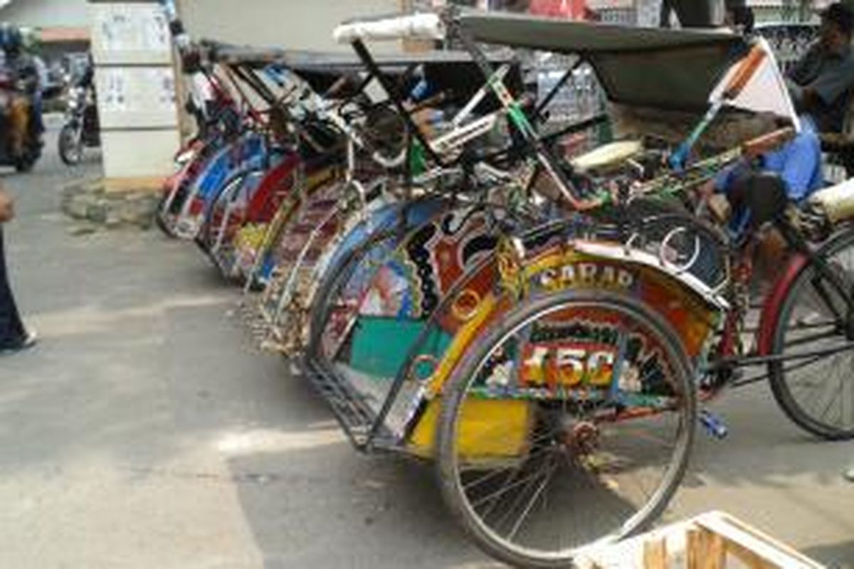 Beberapa becak yang mangkal di depan kompleks Pengayoman, Tangerang, Kamis (28/8/2014) pagi.

