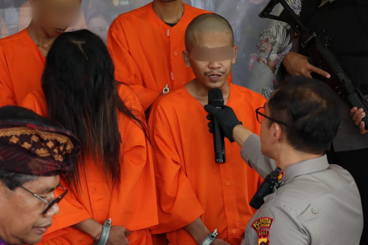 SR (32), bersama suaminya WP (28), tampak tertunduk malu saat dihadirkan dalam konferensi pers kasus Narkotika di Mapolresta Denpasar pada Jumat (20/1/2023). / Dok. Humas Polresta Denpasar