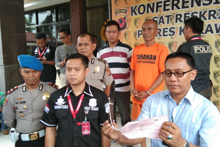 Polisi menunjukkan pisau yang digunakan Endang untuk menusuk mantan istrinya, Yati Sumini, saat ekspose kasus tersebut di Mapolres Karawang, Selasa (12/3/2019).