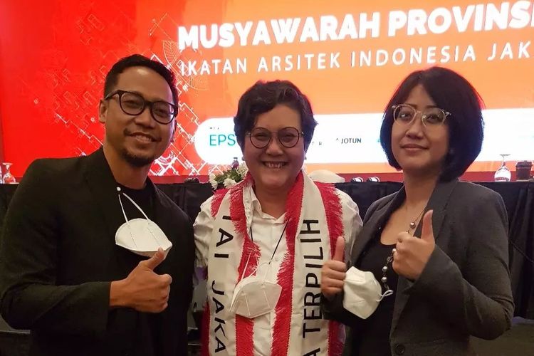 Ketua IAI Jakarta periode 2021-2024 Doti Windajani (tengah) bersama Theresia Asri W Purnomo (kanan) dan Firman Setia Herwanto (kiri).