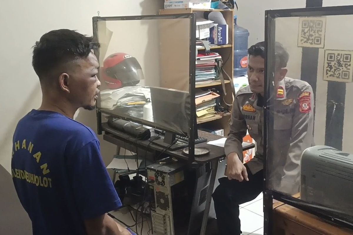 Polisi tengah melakukan pemeriksaan kepada pelaku pencurian sepeda motor yang ditangkap warga Kecamatan Dayeuhkolot, Kabupaten Bandung, Jawa Barat beberapa waktu lalu