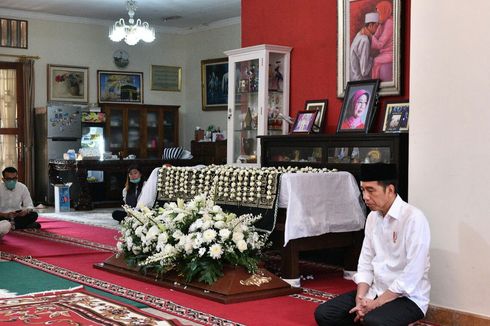 BERITA FOTO: Saat Jokowi Melepas Kepergian Ibunda Sujiatmi...