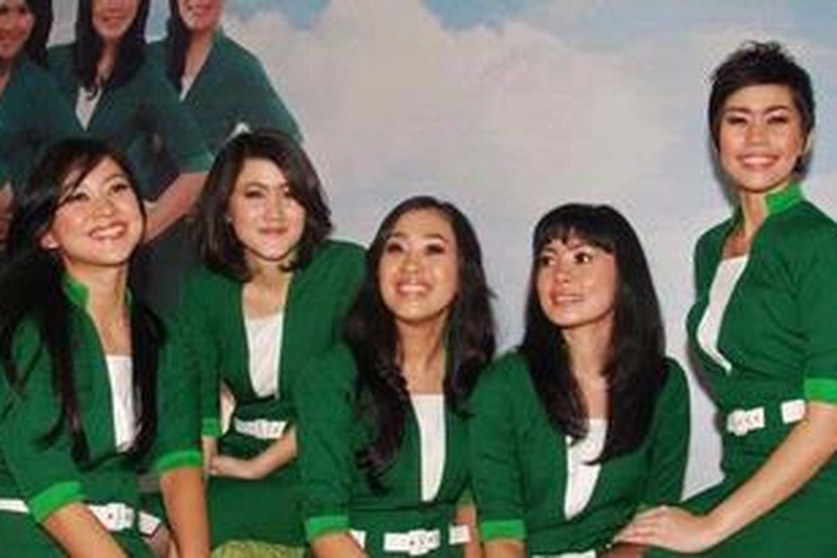 Pramugari Citilink memperagakan seragam barunya di Electric Lounge, Cilandak Town Square, Jakarta, Jumat (20/4/2012).