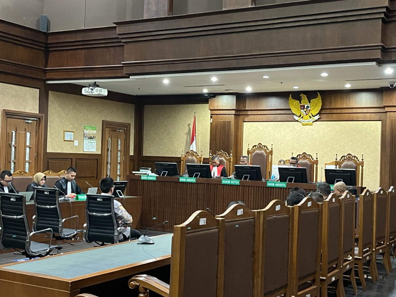 Dalam Sidang, Kuasa Hukum Dadan Tri Protes ke KPK karena Kliennya Tak Diizinkan Shalat Jumat