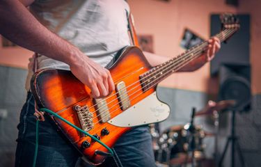 Ilustrasi permainan gitar elektrik dalam musik rock