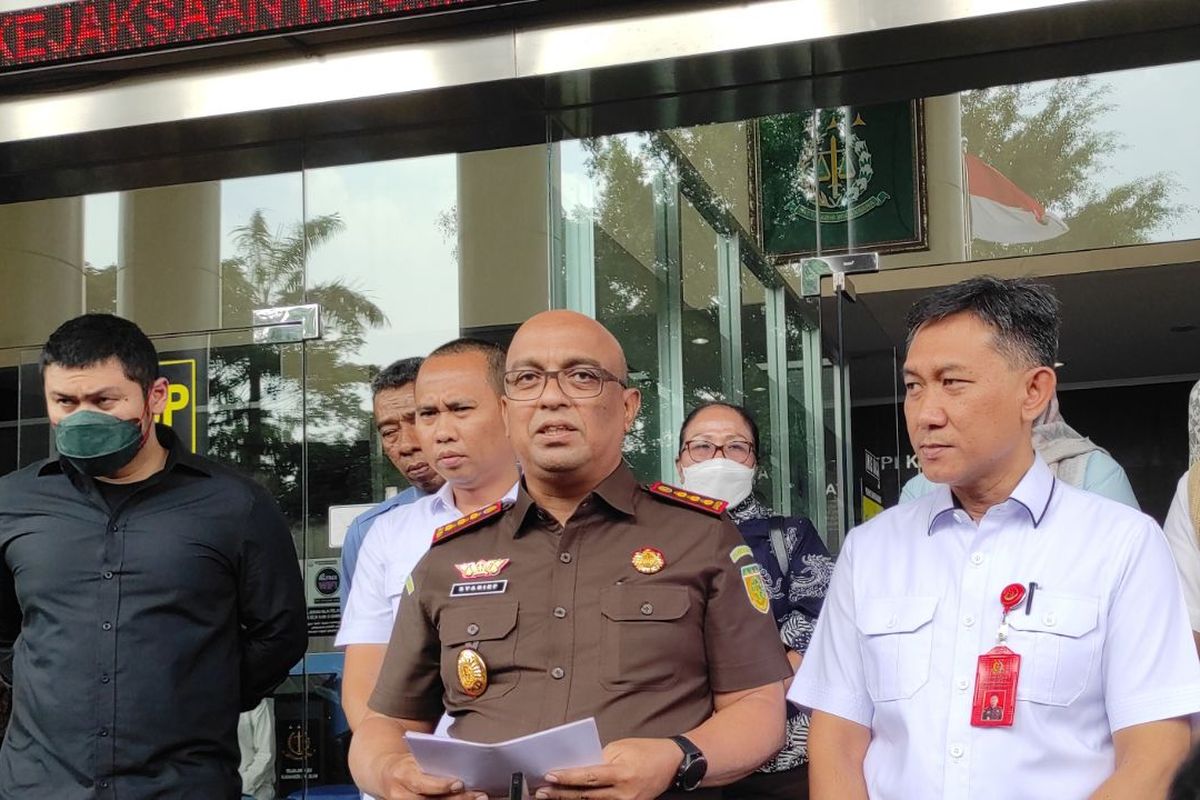 Kepala Kejaksaan Negeri (Kajari) Jakarta Selatan Syarief Sulaeman Ahdi  saat berbicara di depan awak media soal pelimpahan kasus AG dari Polda Metro Jaya, Selasa (21/3/2023). 